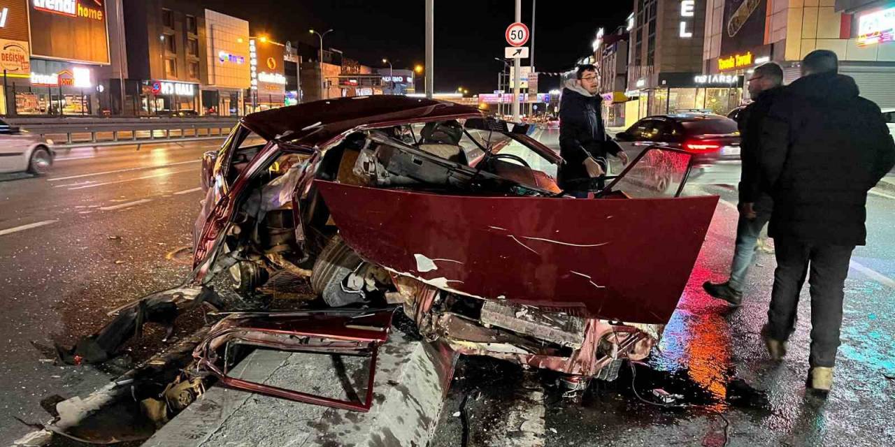 Avcılar E-5’te Trafik Kazasında Otomobil Hurda Yığınına Döndü: 2 Yaralı