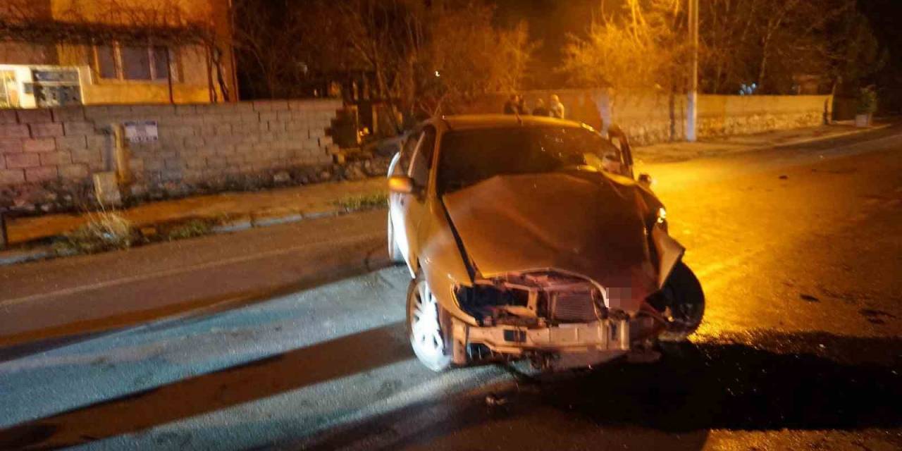 Burdur’da Kontrolden Çıkan Otomobil Bahçe Duvarına Çarptı: 2 Yaralı