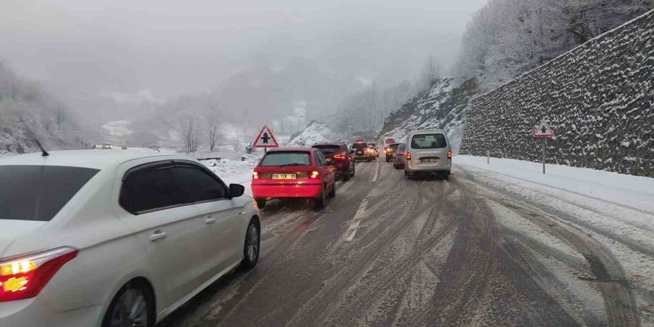 Zonguldak’ta Kar Yağışı Etkili Oldu: Karayolunda Uzun Araç Kuyrukları Oluştu