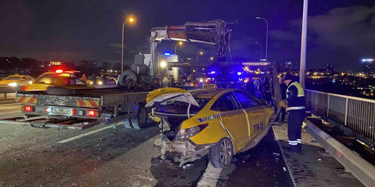 15 Temmuz Şehitler Köprüsü’nde Çift Yönlü Zincirleme Kazada 10 Araç Birbirine Girdi: 3 Yaralı