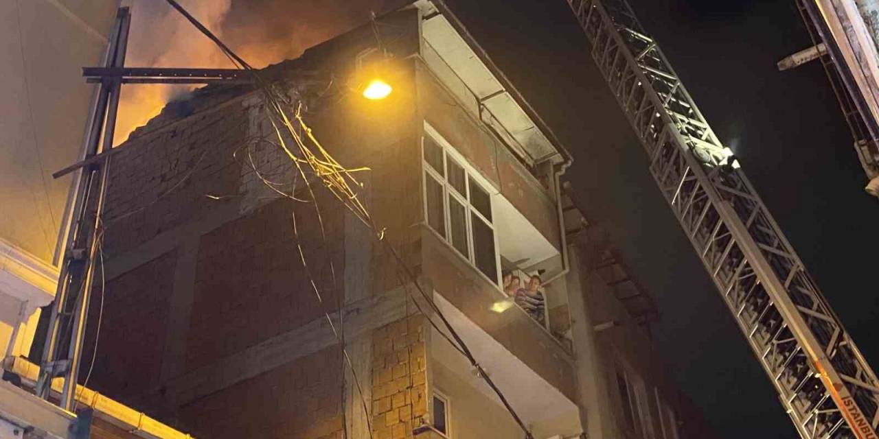 Kağıthane’de Korkutan Yangın: Alevler 3 Binayı Sardı