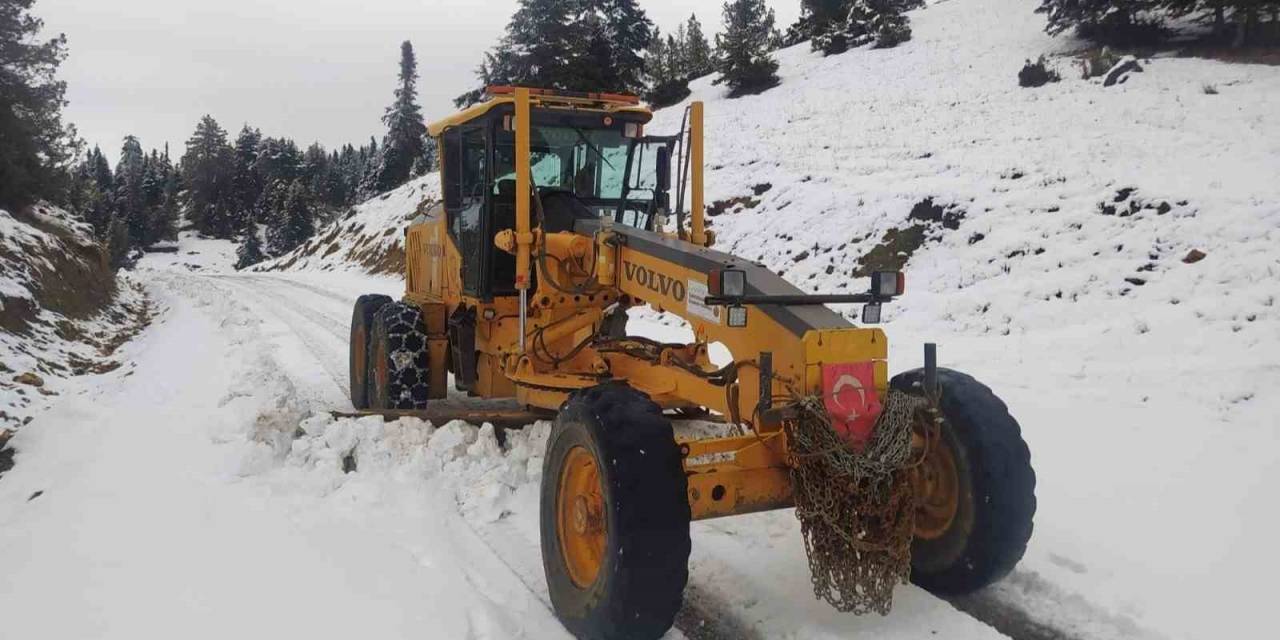 Kahramanmaraş Büyükşehir Belediyesi, Göksun’da Kış Şartlarıyla Mücadelesini Sürdürüyor