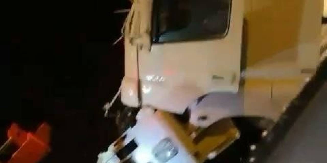 Karlı Havada Aniden Duran Tıra Çarptı: Tırın Kupası Düştü