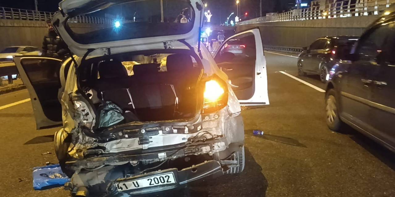 Çarpışan İki Otomobilin Tekerleri Yola Savruldu: 1 Yaralı