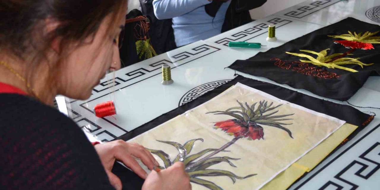 Ters Lale Nakışlı Tepsi Ve Tablo Siparişlerini Yetiştiremiyorlar