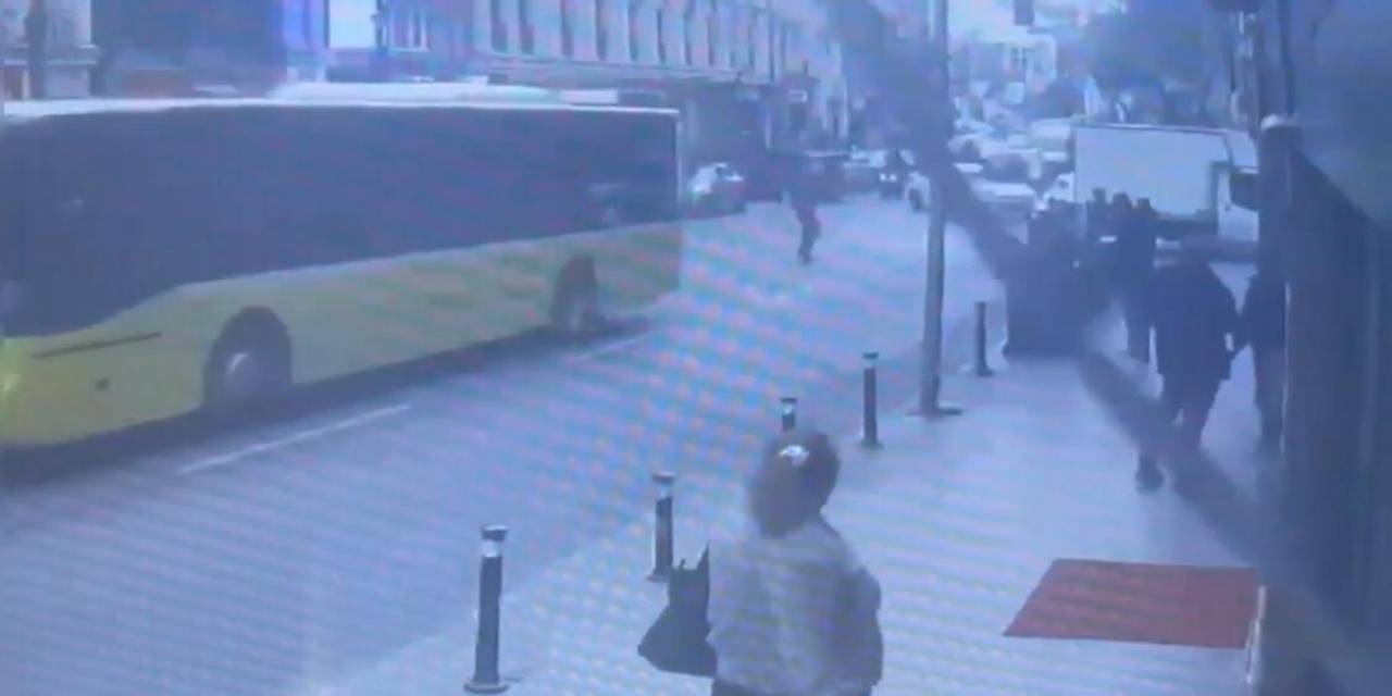 Ünlü Oyuncu Halil Ergün’ün Kaza Yaptığı Anlar Kamerada: Ayağı Gaz Pedalına Sıkışınca Ölümden Döndü