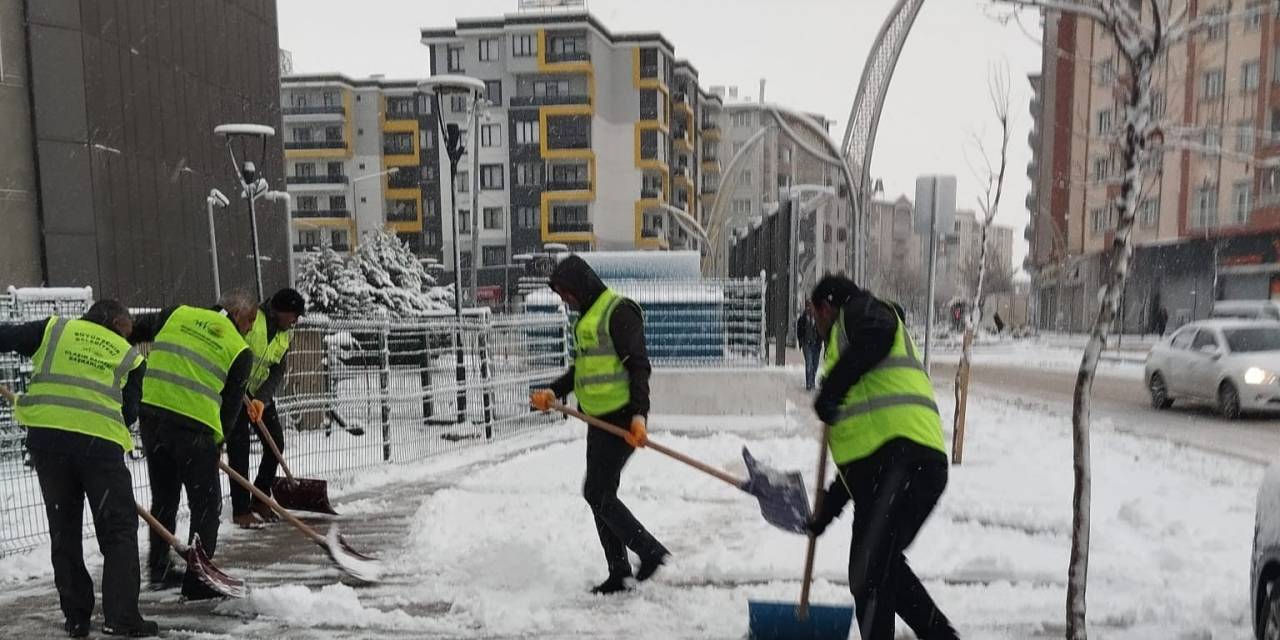 Van Büyükşehir Belediyesinden Karla Mücadele Çalışması