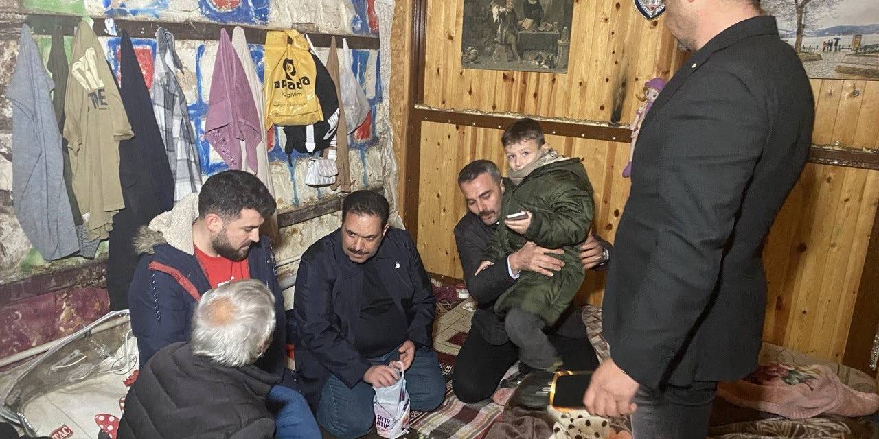 Kulübede Yaşayan Dede Ve Toruna Duyarsız Kalınmadı