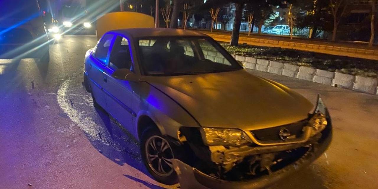 Kaldırıma Çarpan Otomobilde 2 Kişi Yaralandı