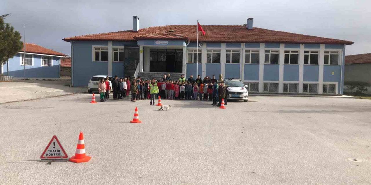 Çocuklara Güvenli Okul Yolu Projesi Çerçevesinde Eğitim Verildi