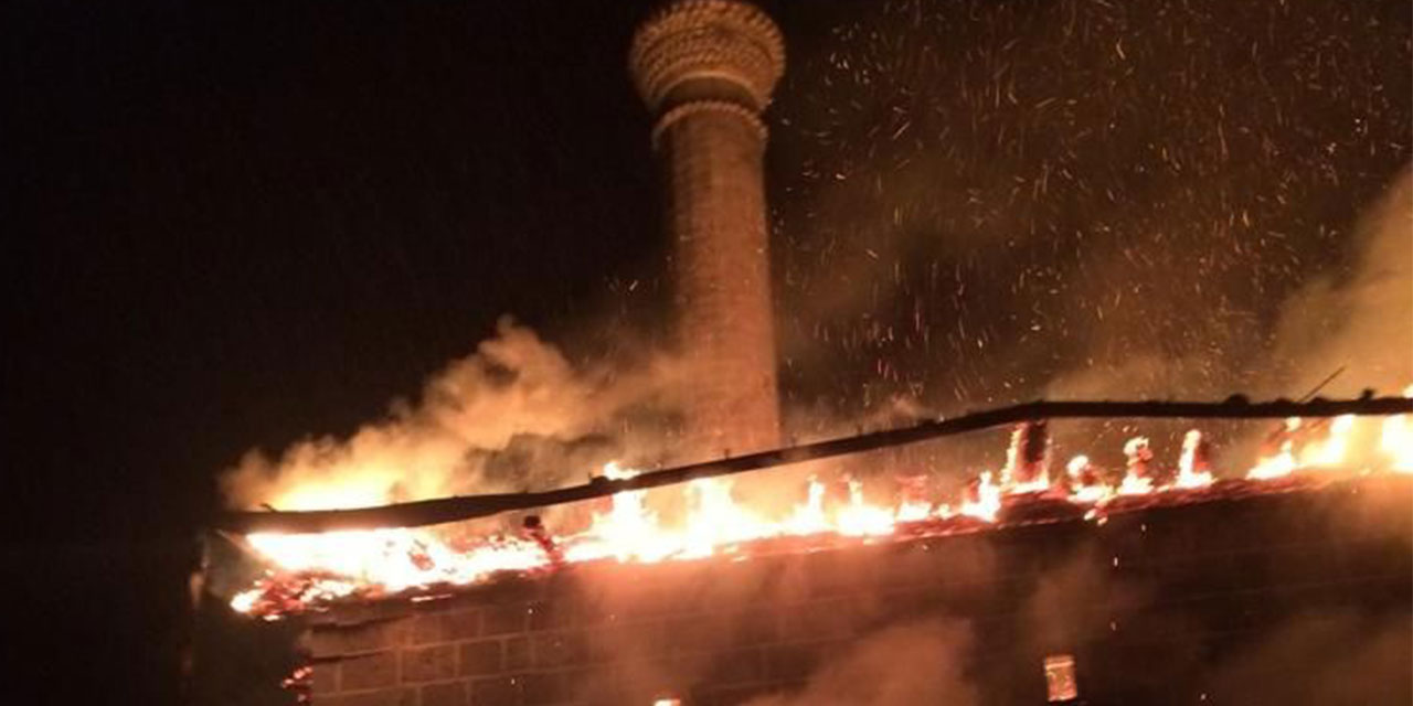 Rize'de tarihi Akmescit Camii yıldırım isabet etmesi sonucu yandı