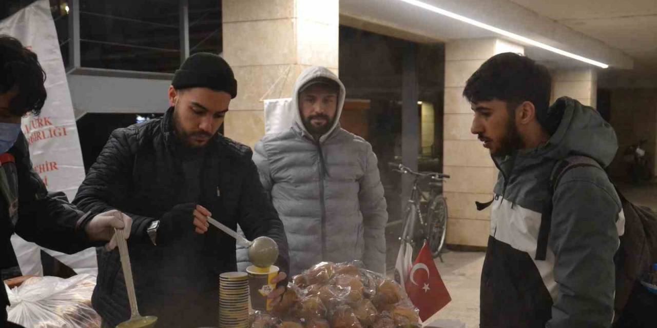 Final Haftasındaki Üniversite Öğrencileri İçin Sıcak Çorba Dağıtıldı