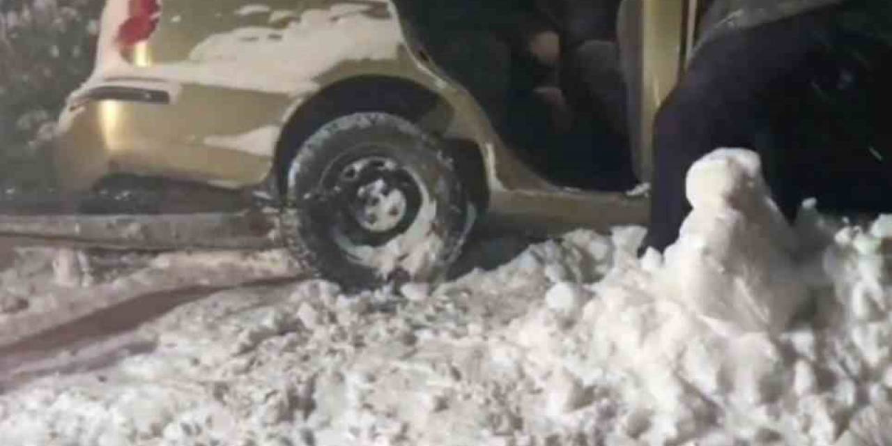Karla Kaplanan Yayla Yolunda Otomobili İle Mahsur Kaldı