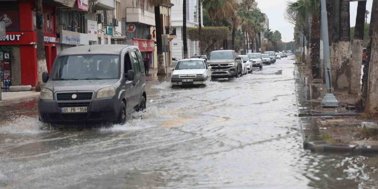 İskenderun’da Sağanak Yağışlar Esnafı Olumsuz Etkiledi