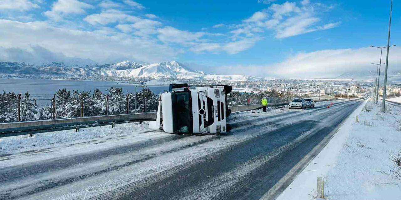 Bitlis’te Tır Devrildi: 3 Yaralı
