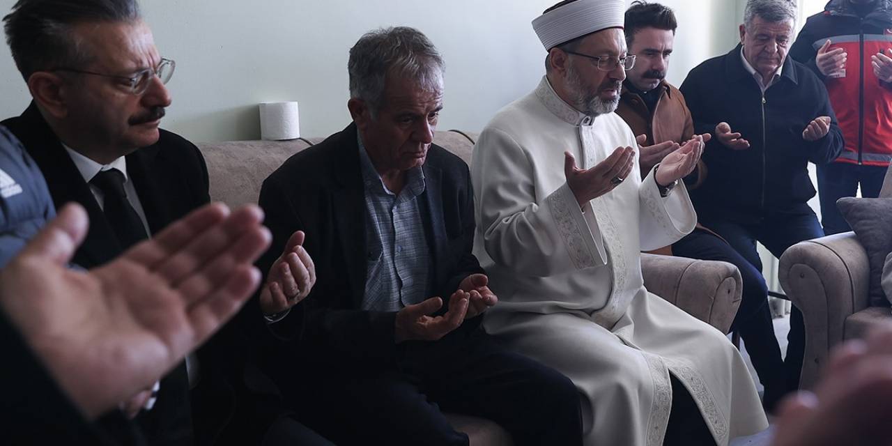 Diyanet İşleri Başkanı Erbaş Ve Vali Aksoy Şehidin Evini Ziyaret Etti