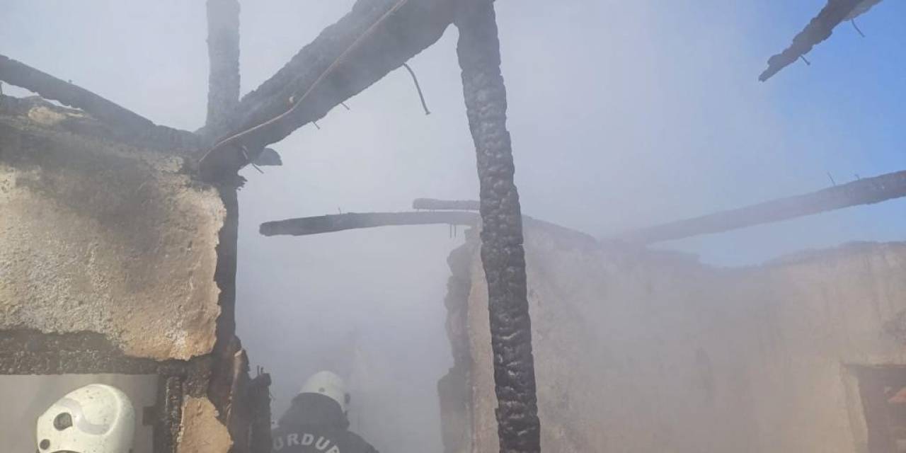 Burdur’da İki Katlı Evde Çıkan Yangında Kül Oldu