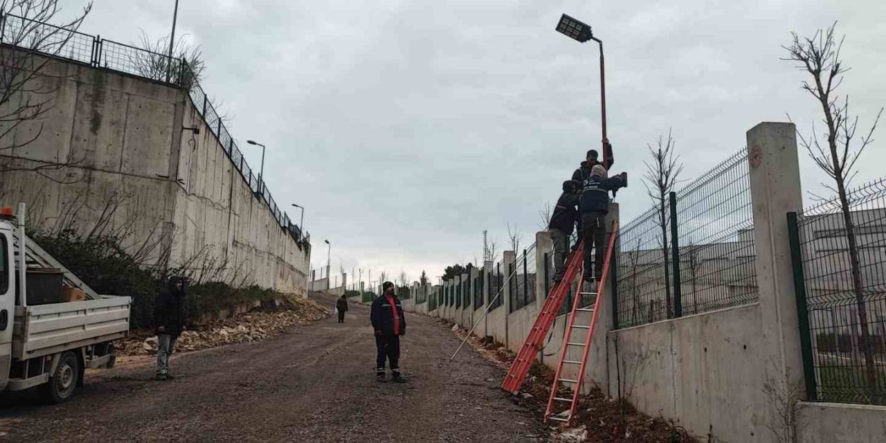 Şehir Hastanesi Bağlantı Yolu Güneş Enerjisi İle Aydınlatılıyor