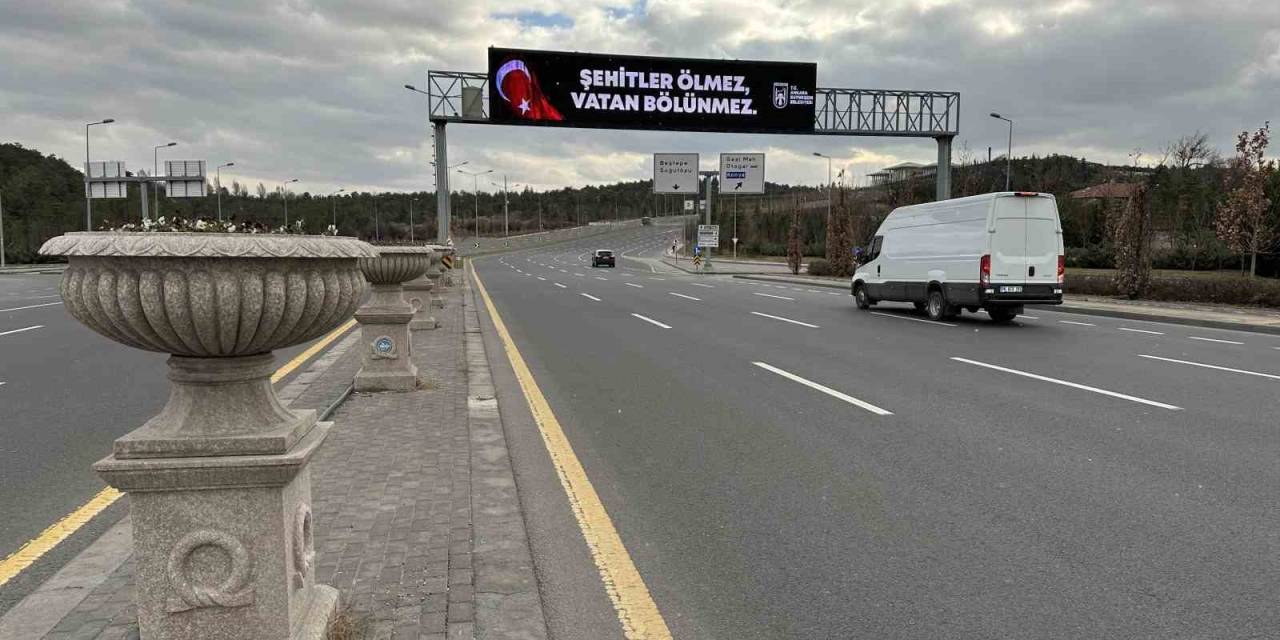 Ankara’daki Ekranlara “Şehitler Ölmez Vatan Bölünmez” Yazıları Yansıtıldı