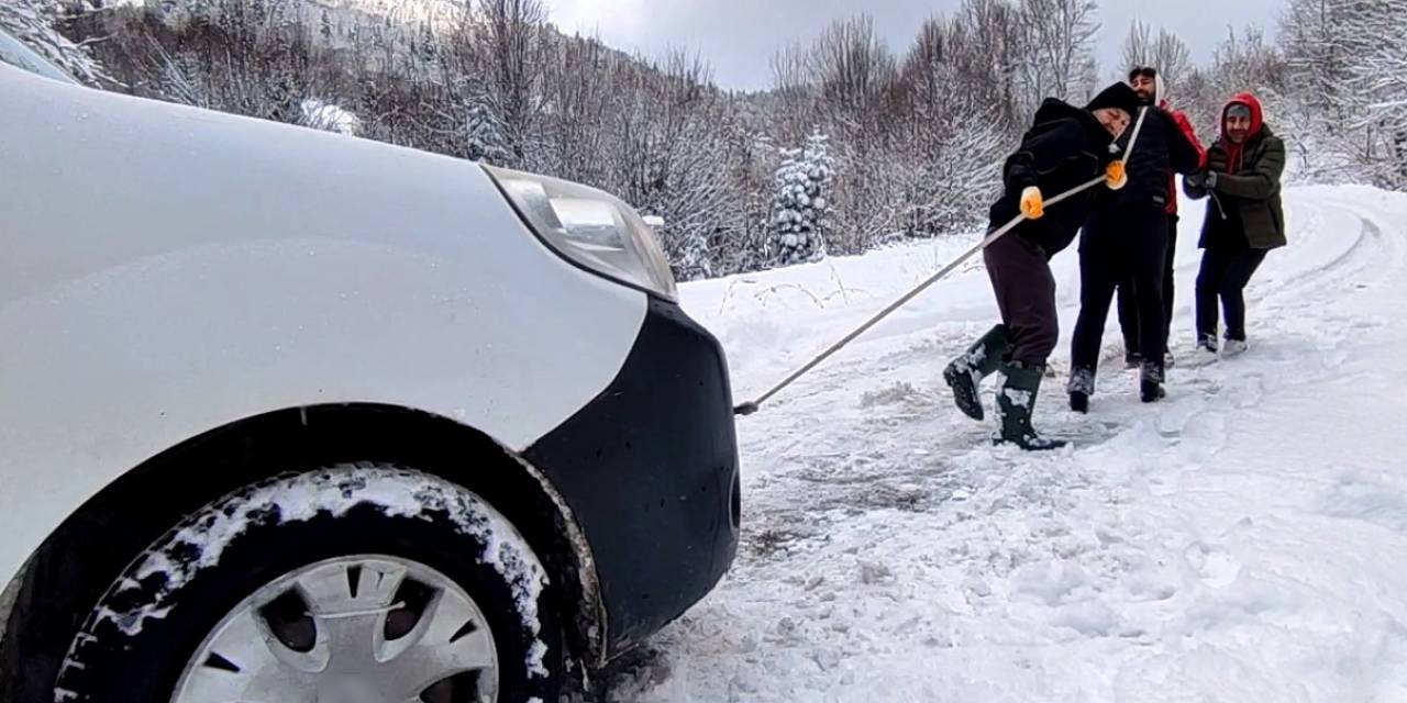 Aracı Kurtarmak İçin Her Yolu Deneyen Köylülerin Yardımına Karla Mücadele Ekipleri Yetişti