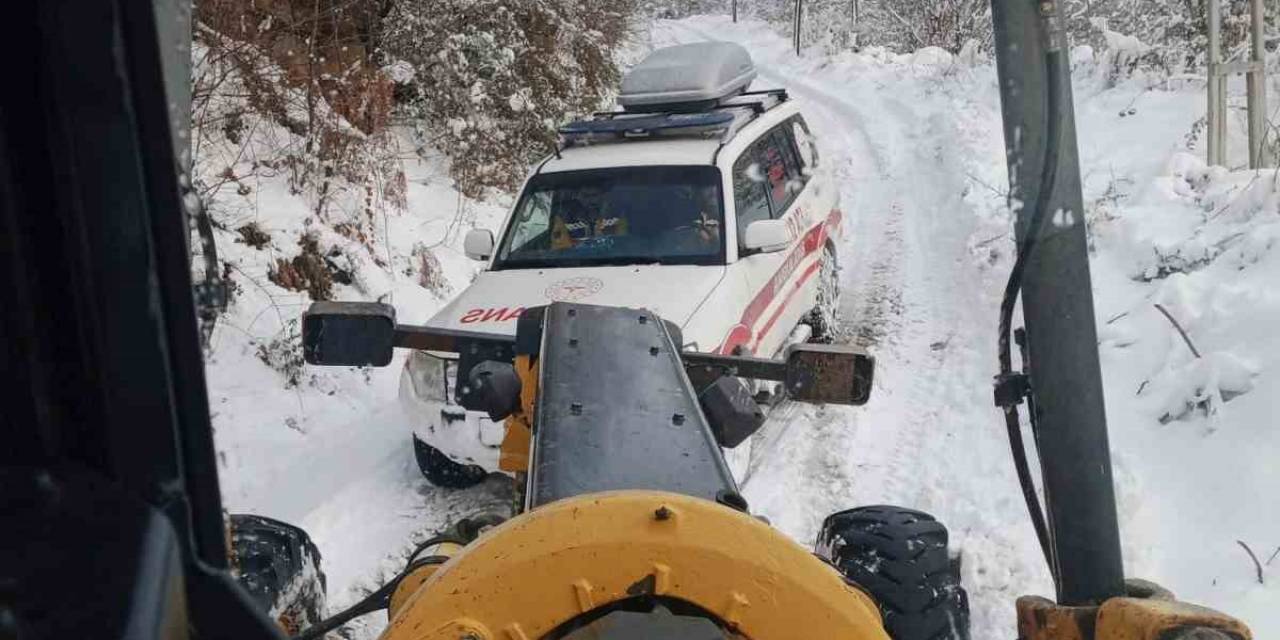 Sinop’ta Karla Kaplı Yol Açılarak Hastaya Müdahale Edildi