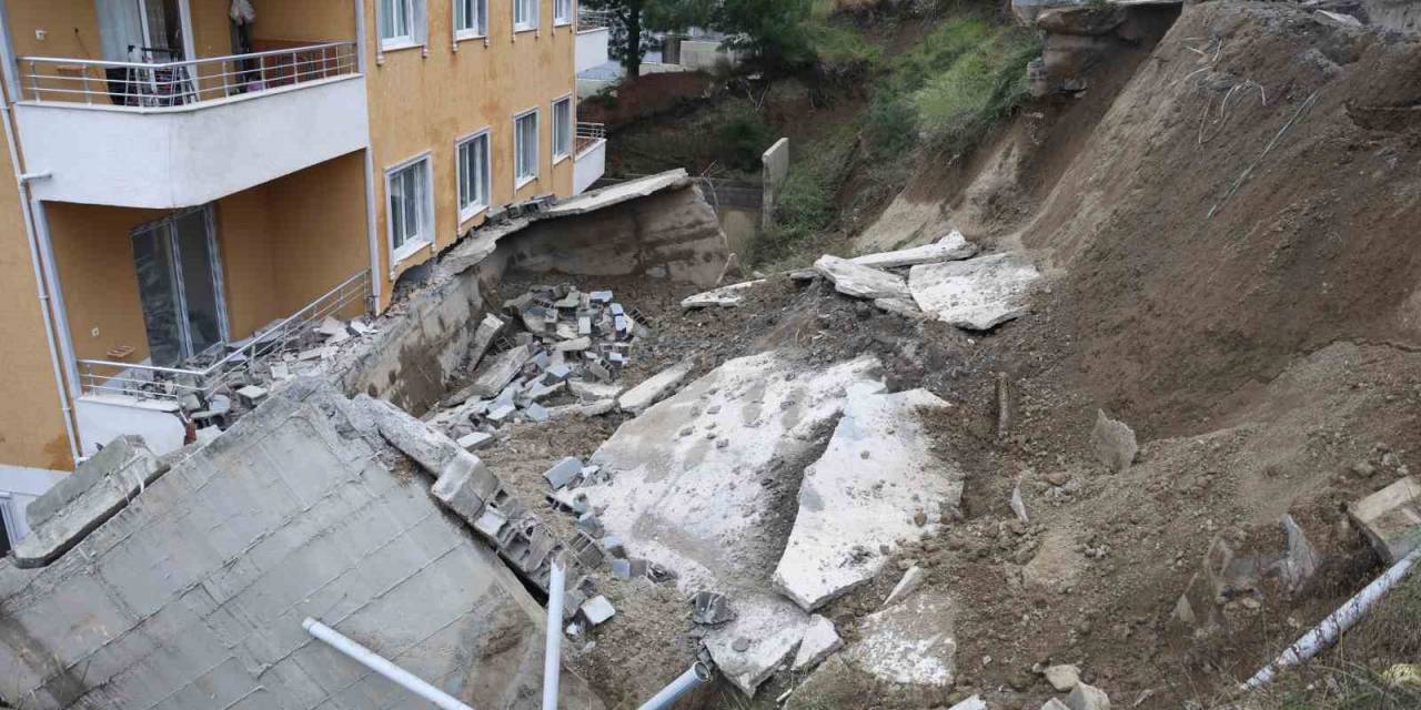 Hatay’da Aşırı Yağmur Nedeniyle 5 Katlı Binanın İstinat Duvarı Çöktü