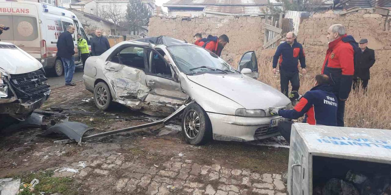 Kargo Minibüsü Otomobile Çarptı: 5 Yaralı