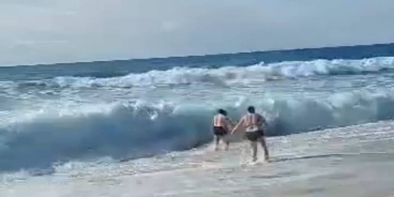 Denize Giren Turistlerin Boğulma Tehlikesi Geçirdiği Anlar Kamerada
