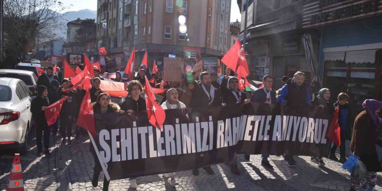 Sındırgı’da Şehitlere Saygı Ve Gazze İçin Acil Ateşkes Yürüyüşü Gerçekleştirildi