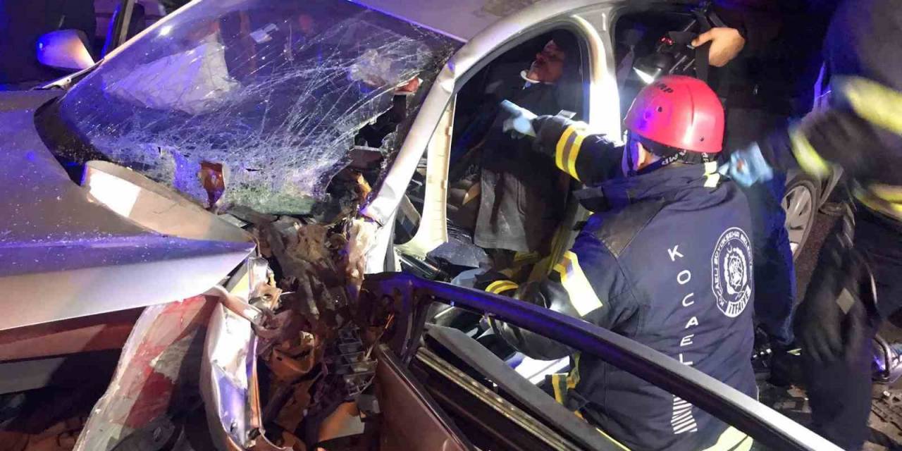 Otomobil Bariyere Saplantı: 4 Yaralı