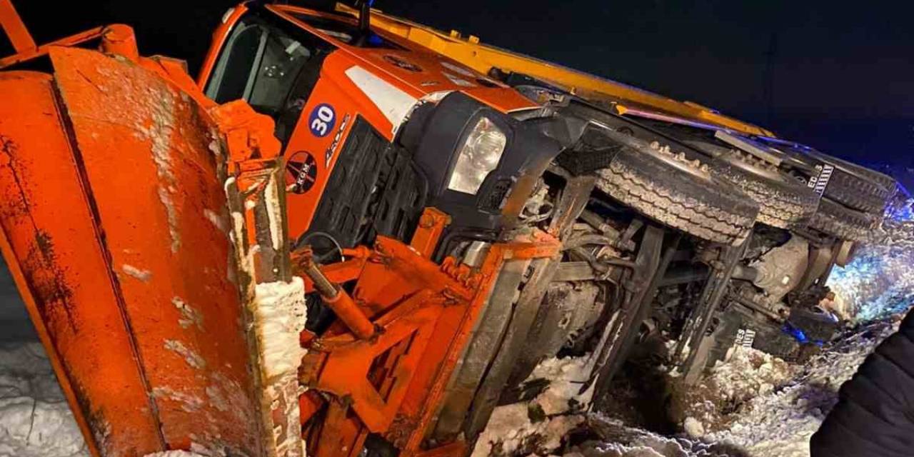 Bilecik’te Kar Kürüme Ve Tuzlama Aracı Devrildi