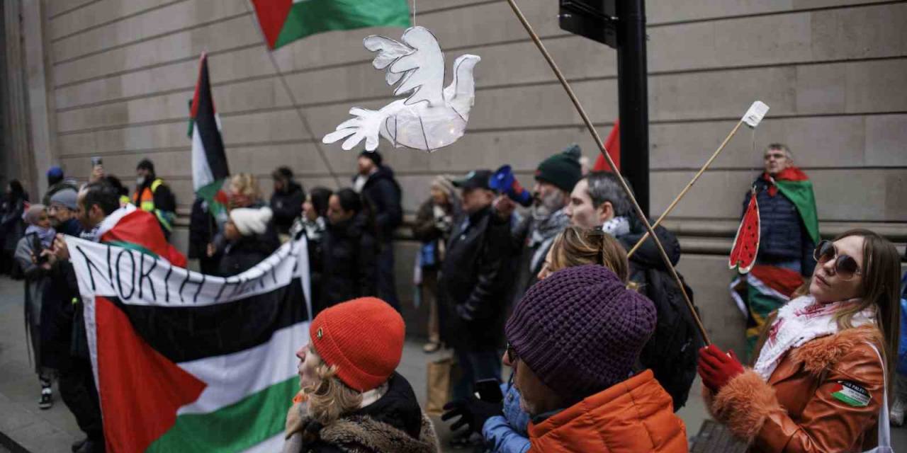 İngiltere’de Binlerce Kişi Gazze’de Ateşkes İçin Yürüdü