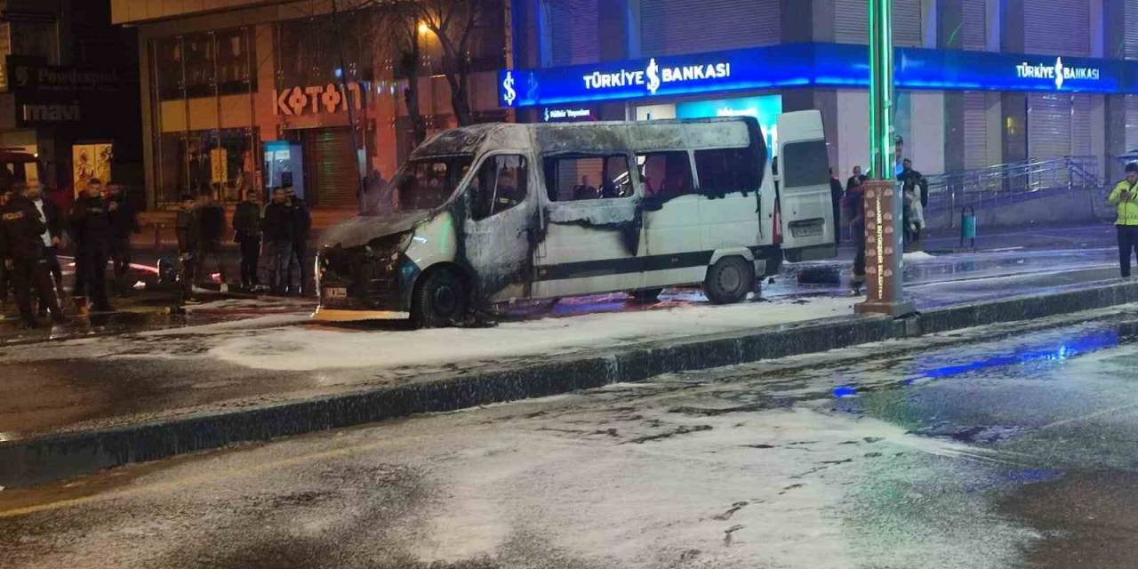 Diyarbakır’da Yolcu Minibüsü Alev Topuna Döndü: Yolcular Tahliye Edildi