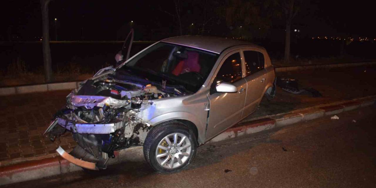 Karaman’da Kontrolden Çıkan Otomobil Aydınlatma Direğine Çarptı