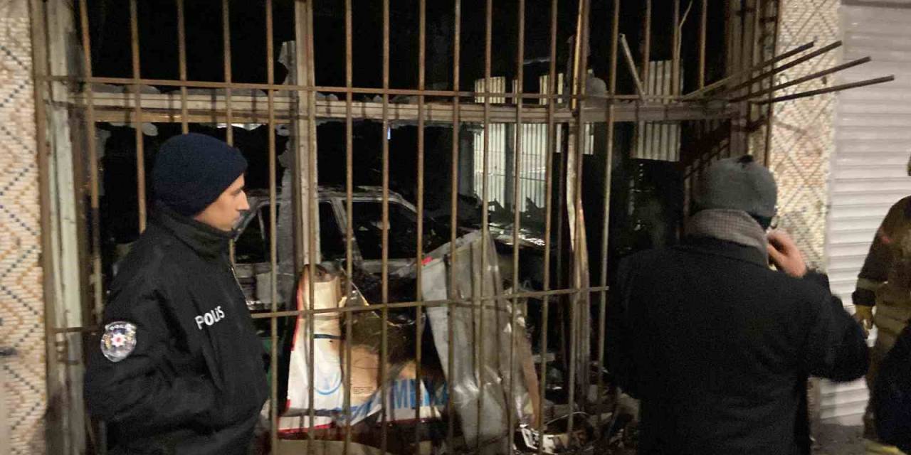 Sultangazi’de Oto Tamirhanesinde Yangın: 2 Otomobil Ve 1 Motosiklet Küle Döndü