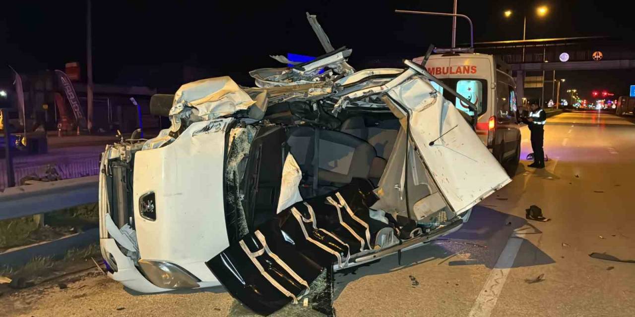 Tıra Arkadan Çarpan Ticari Araç Hurda Yığınına Döndü: 1 Ölü, 1 Yaralı