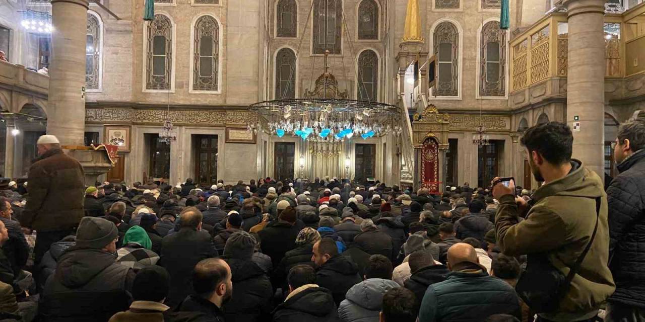 İstanbul’da Şehitler İçin Camilerde Dua Edildi