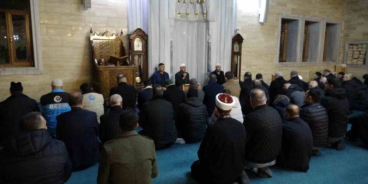 Tatvan’da Sabah Namazında Buluşan Vatandaşlar Şehitler İçin Dua Etti