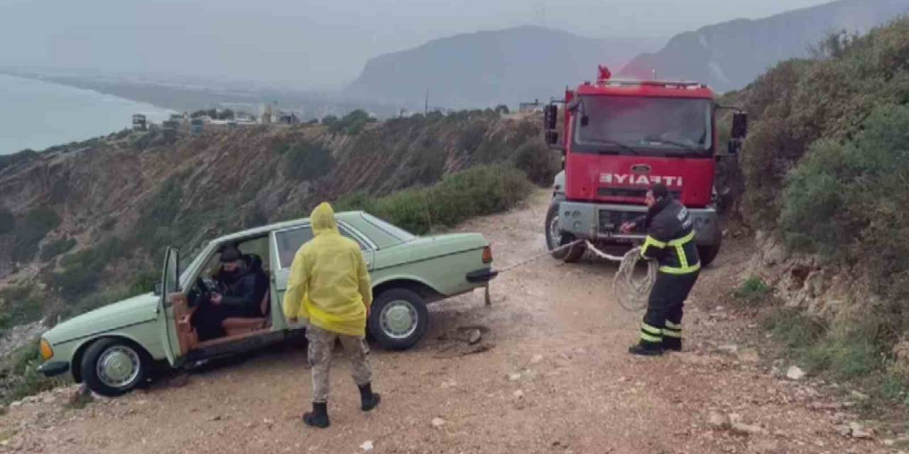 Uçurumdan Yuvarlanmaya Ramak Kala Durmayı Başaran Otomobili İtfaiye Ekipleri Kurtardı