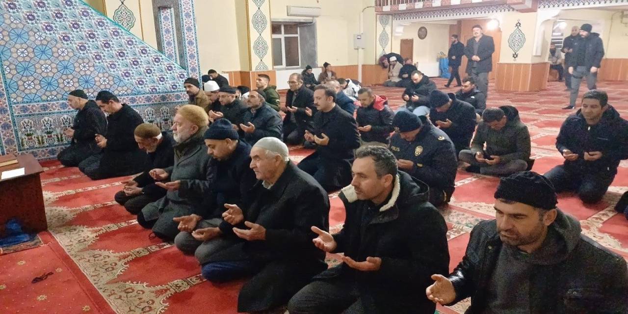 Malazgirt’te Şehitler İçin Sabah Namazında Dua Edildi