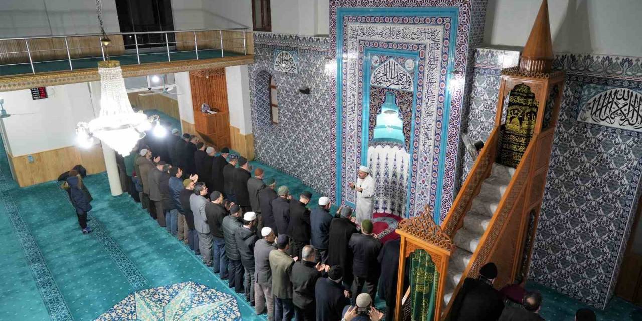 Şehitler İçin Sabah Namazında Dua Edildi