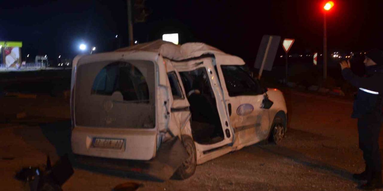 Konya’da Tır İle Hafif Ticari Araç Çarpıştı: 1 Yaralı