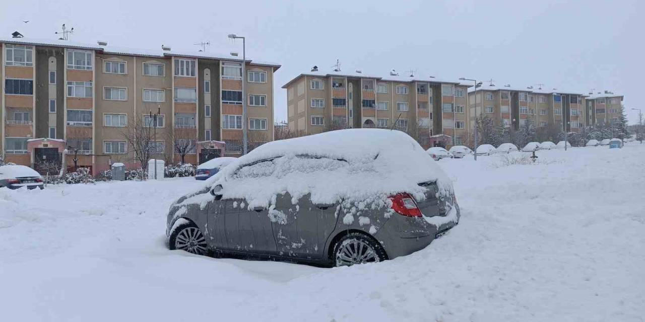 Van Kar Hapsinde: 671 Yerleşim Yerinin Yolu Ulaşıma Kapandı