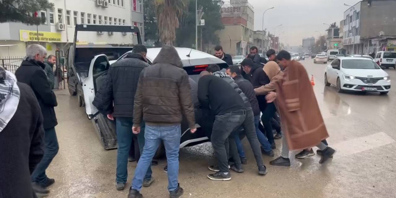 Kaza Yapan Aracı Sallaya Sallaya Çekiciye Yüklemeye Çalıştılar