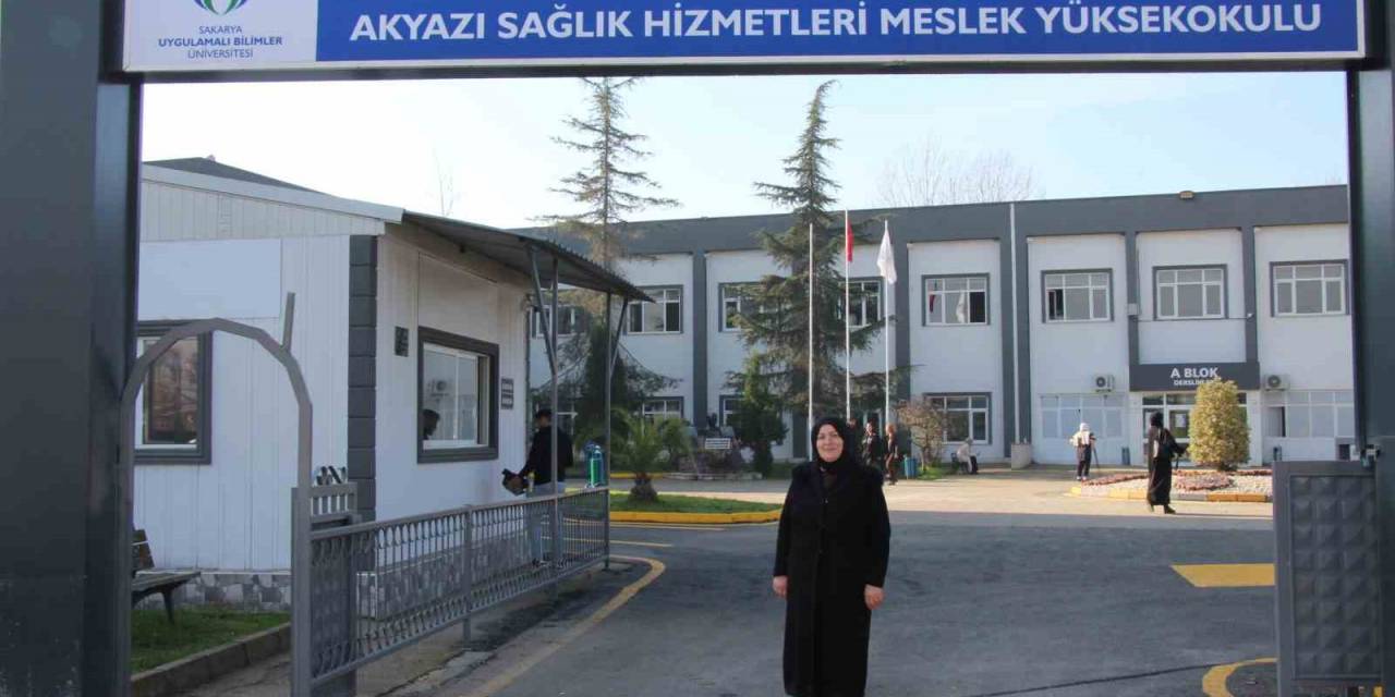 56 Yaşında Üniversite Kazandı, Şimdi Hemşire Olmak İçin Dirsek Çürütüyor