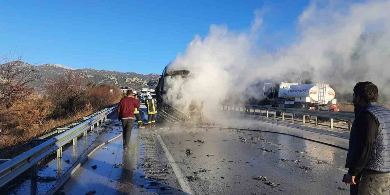 Burdur’da Seyir Halindeki Tır Yanarak Kullanılamaz Hale Geldi