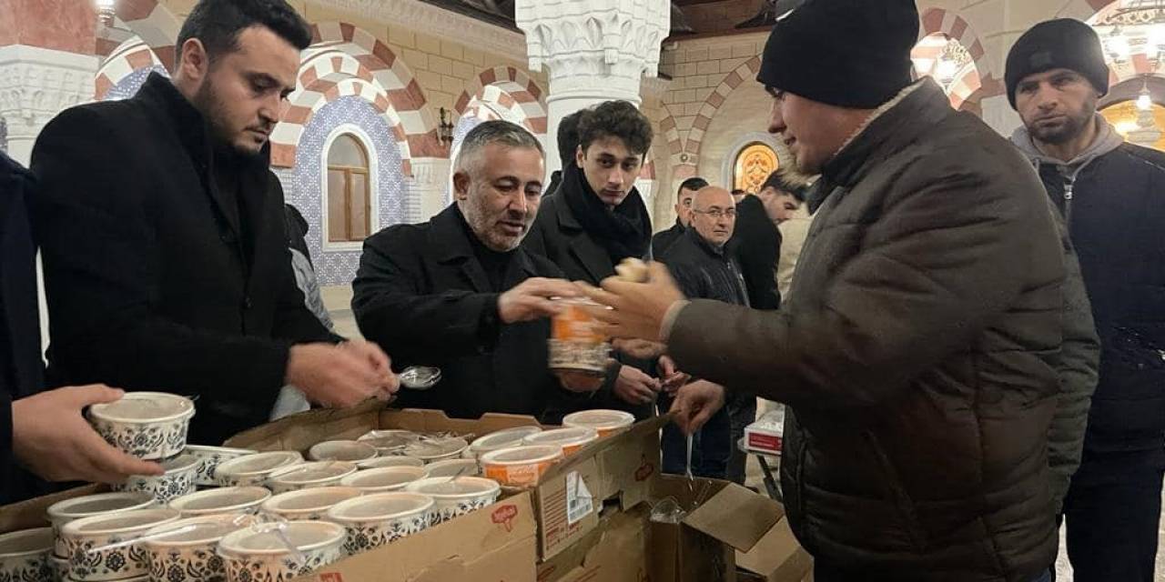 Ak Parti’den Şehitler İçin Helva Dağıtımı Yapıldı