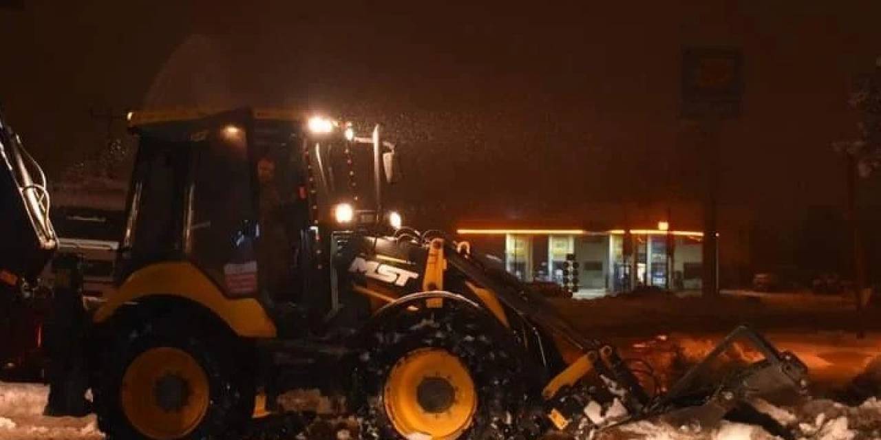 Belediye Yoğun Kar Yağışında Olumsuzlukları Önlemeye Çalışıyor