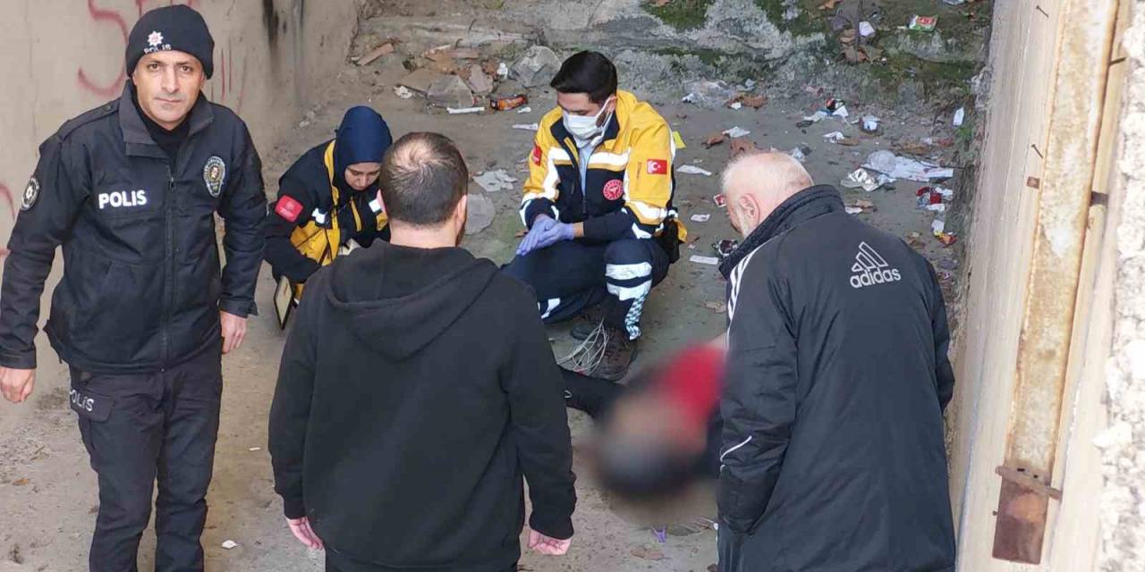 Buzdan Kayarak Korkuluktan Düşüp Hayatını Kaybetti