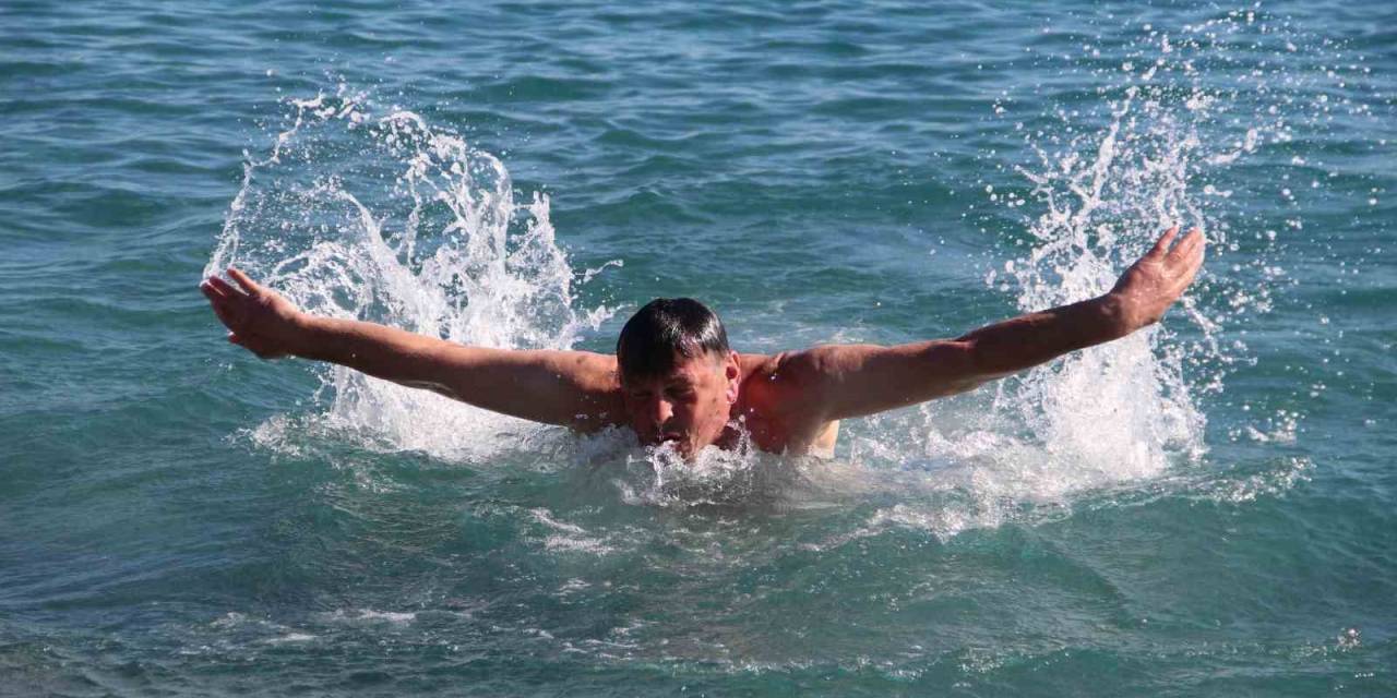 Doğuda Kar Esareti, Antalya’da 20 Derecede Deniz Keyfi